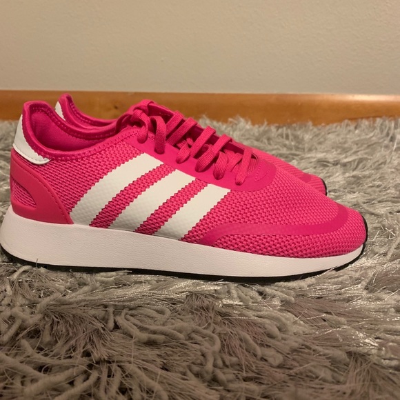 hot pink adidas tennis shoes
